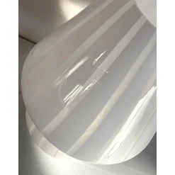 Gestreifte milchig-weiße Fungo Murano Glas Tischlampe von Simoeng