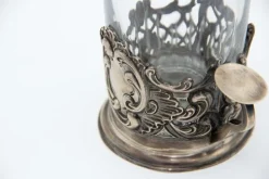 Glastasse mit Silberstruktur