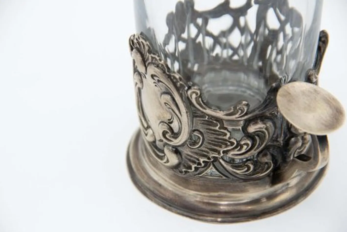 Glastasse mit Silberstruktur