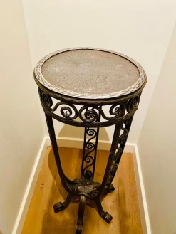 Grauer Vintage Sockel, 1930er