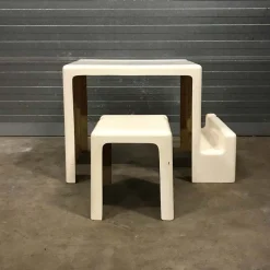 Grauweißer Kinderschreibtisch und Hocker aus Kunststoff, 1970er, 2er Set