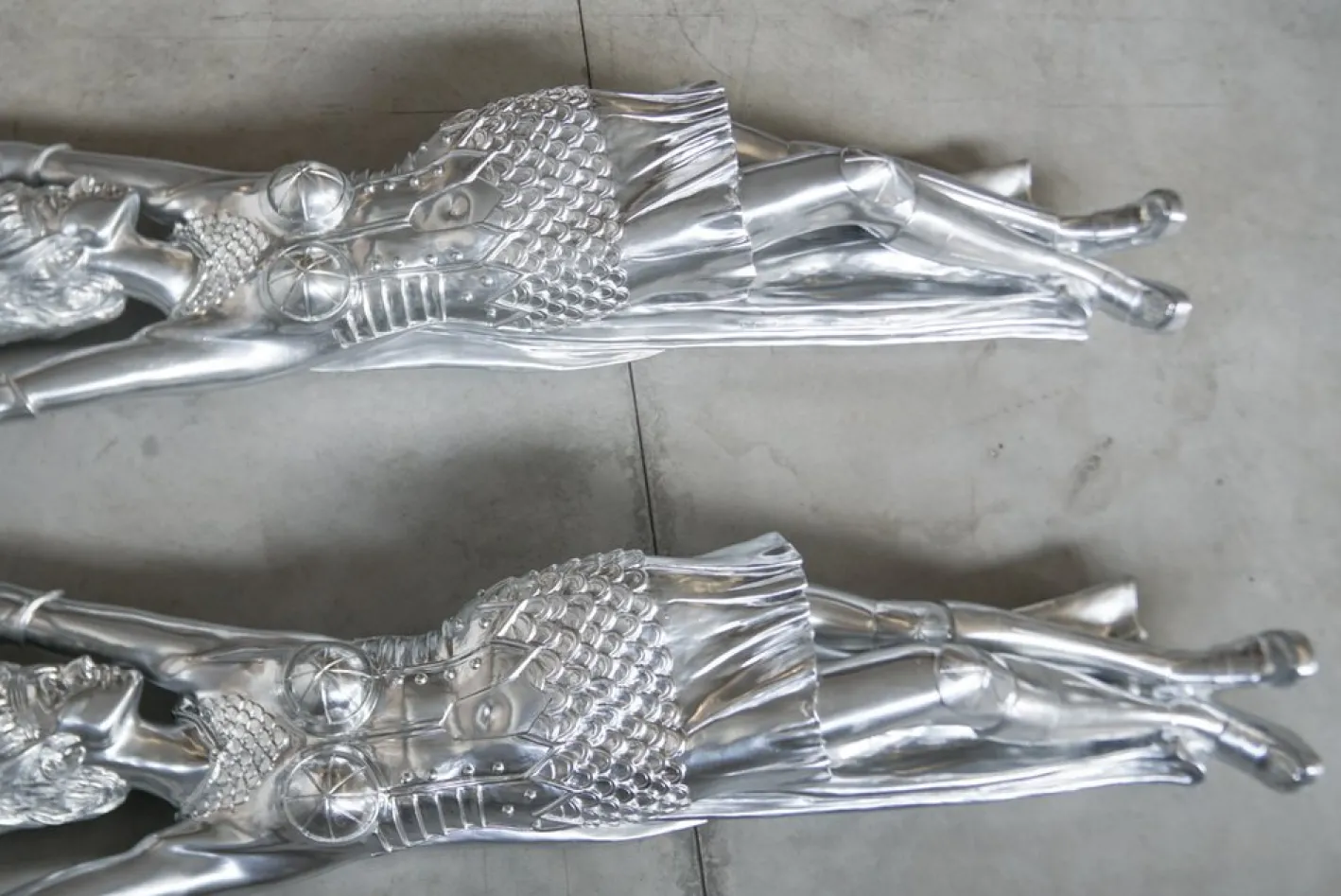 Große Art Deco Skulpturen aus Harz, 2er Set