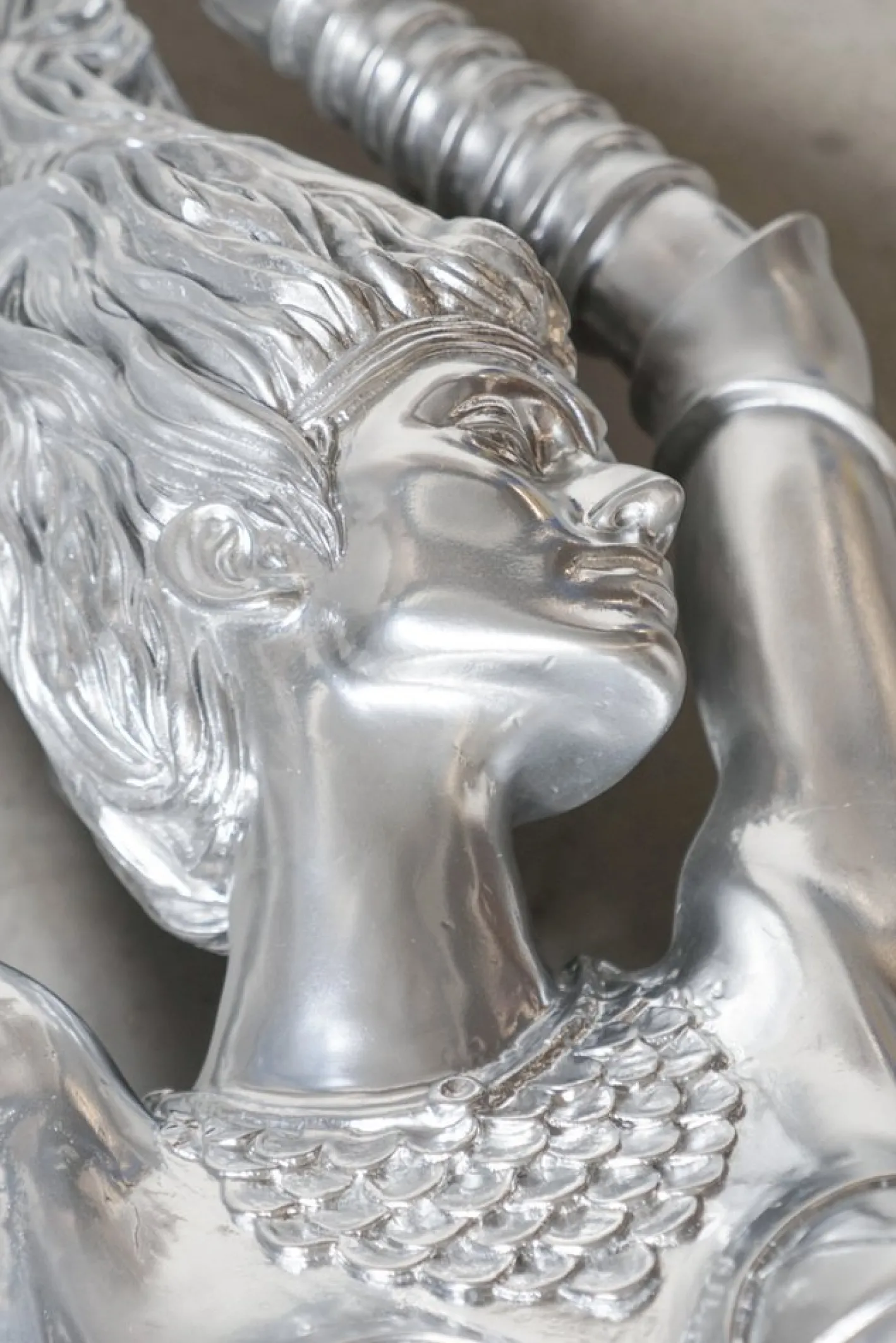 Große Art Deco Skulpturen aus Harz, 2er Set