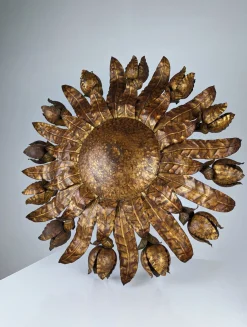 Große Mid-Century Deckenlampe aus vergoldetem Metall in Sonnen-Optik mit floralem Motiv, 1950er