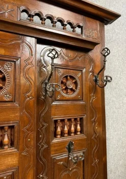 Großer neugotischer Kleiderschrank aus geschnitzter Eiche mit eingebauter Kommode, spätes 19. Jh