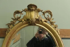 Großer Ovaler Vergoldeter französischer Rokoko Wandspiegel