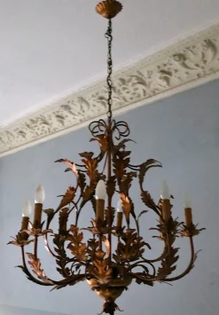 Großer Patinierter Mid-Century Kronleuchter aus Vergoldetem Blech mit 8 Leuchten von Hans Kögl, 1960er