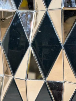 Großer skulpturaler geometrischer Facettenspiegel mit Prismenspiegel