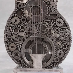 Handgefertigte Gitarrenskulptur aus recyceltem Metall mit Industriegetriebe von Azele Studio