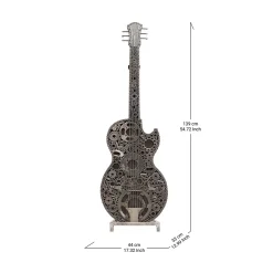 Handgefertigte Gitarrenskulptur aus recyceltem Metall mit Industriegetriebe von Azele Studio