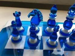 Handgefertigtes italienisches Schachbrett aus Muranoglas von Simoeng, Venedig, 33er Set