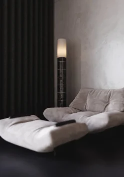 Handgefertigte Stehlampe aus Keramik mit zylindrischem Leinenschirm in polierter bernsteinfarbener Glasur von Svitanok