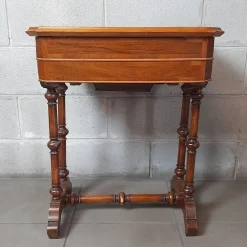 Hölzerne Werkbank mit Schubladen und Spiegel, 1900