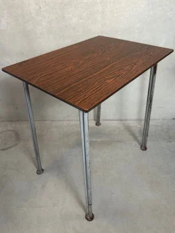 Industrieller Vintage Schulschreibtisch aus Stahl & Verbundwerkstoff, 1960er