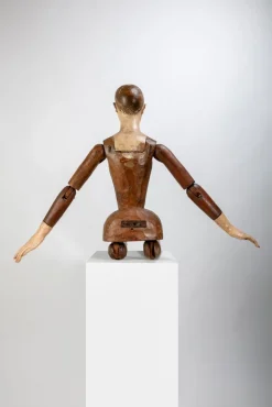 Italiano Ignoto, Gegliederte Maler-Schaufensterpuppe, 1790, Holz mit Glasdetails