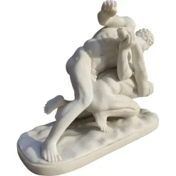 Italienischer Künstler, Skulptur aus Carrara-Marmor mit Darstellung zweier Wrestler, 20. Jh