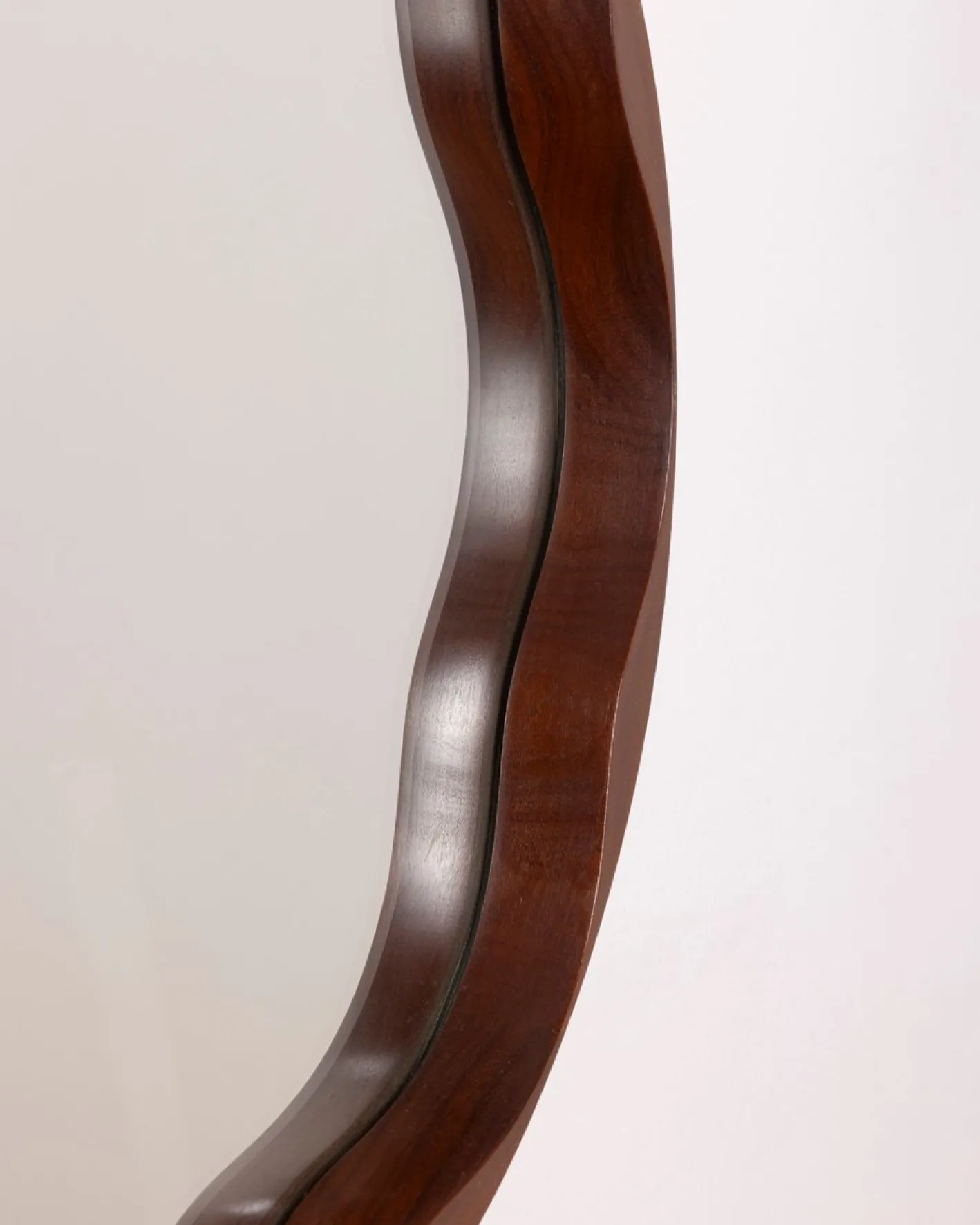 Italienischer Vintage Wandspiegel aus Formholz, 1970er