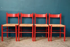 Italienische Vintage Stühle aus rot lackiertem Holz und geflochtenem Stroh, 1960er, 4er Set