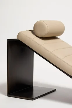 Kimani Bronze und Leder Tagesbett mit Kissen von Reda Amalou Design