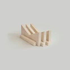 Kleiner Mathilda Bücherständer aus Travertin von Kiwano Concept