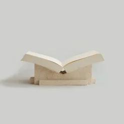 Kleiner Mathilda Bücherständer aus Travertin von Kiwano Concept