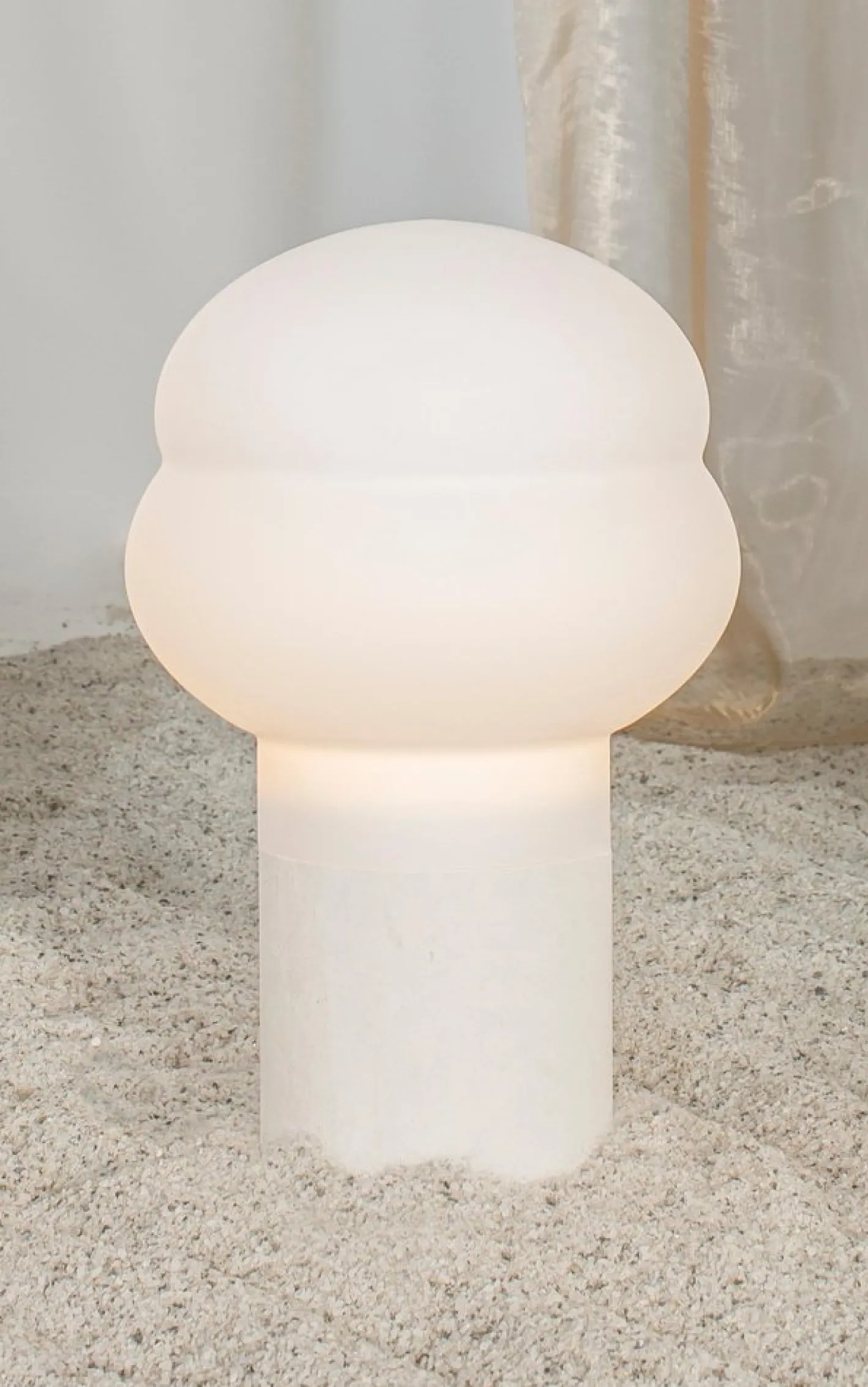 Kumo Mittelgroße rauchgraue Acetato Taupe Stehlampe von Pulpo