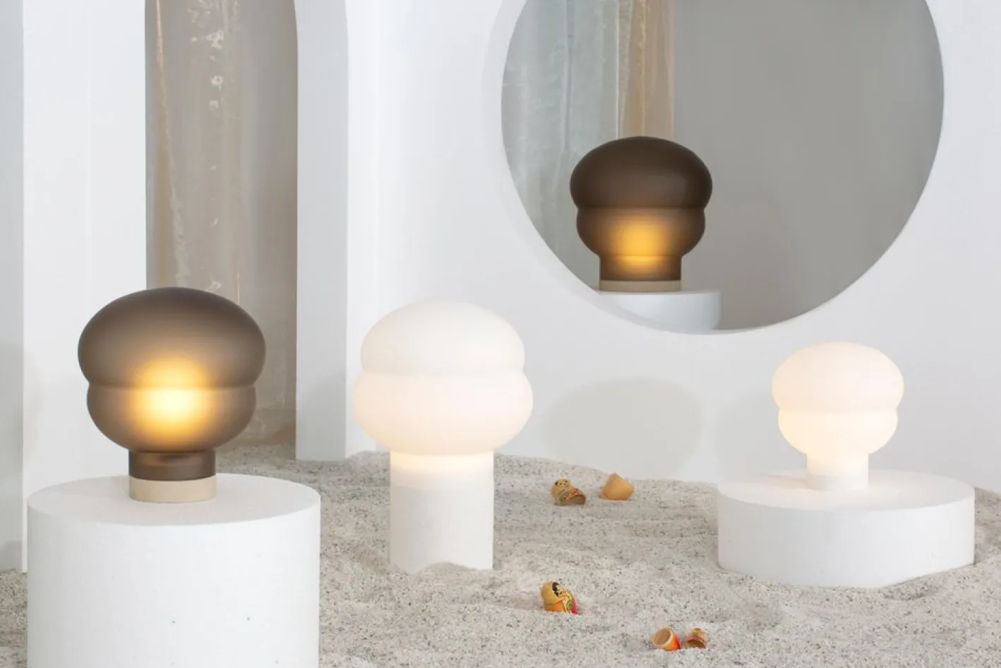 Kumo Mittelgroße rauchgraue Acetato Taupe Stehlampe von Pulpo