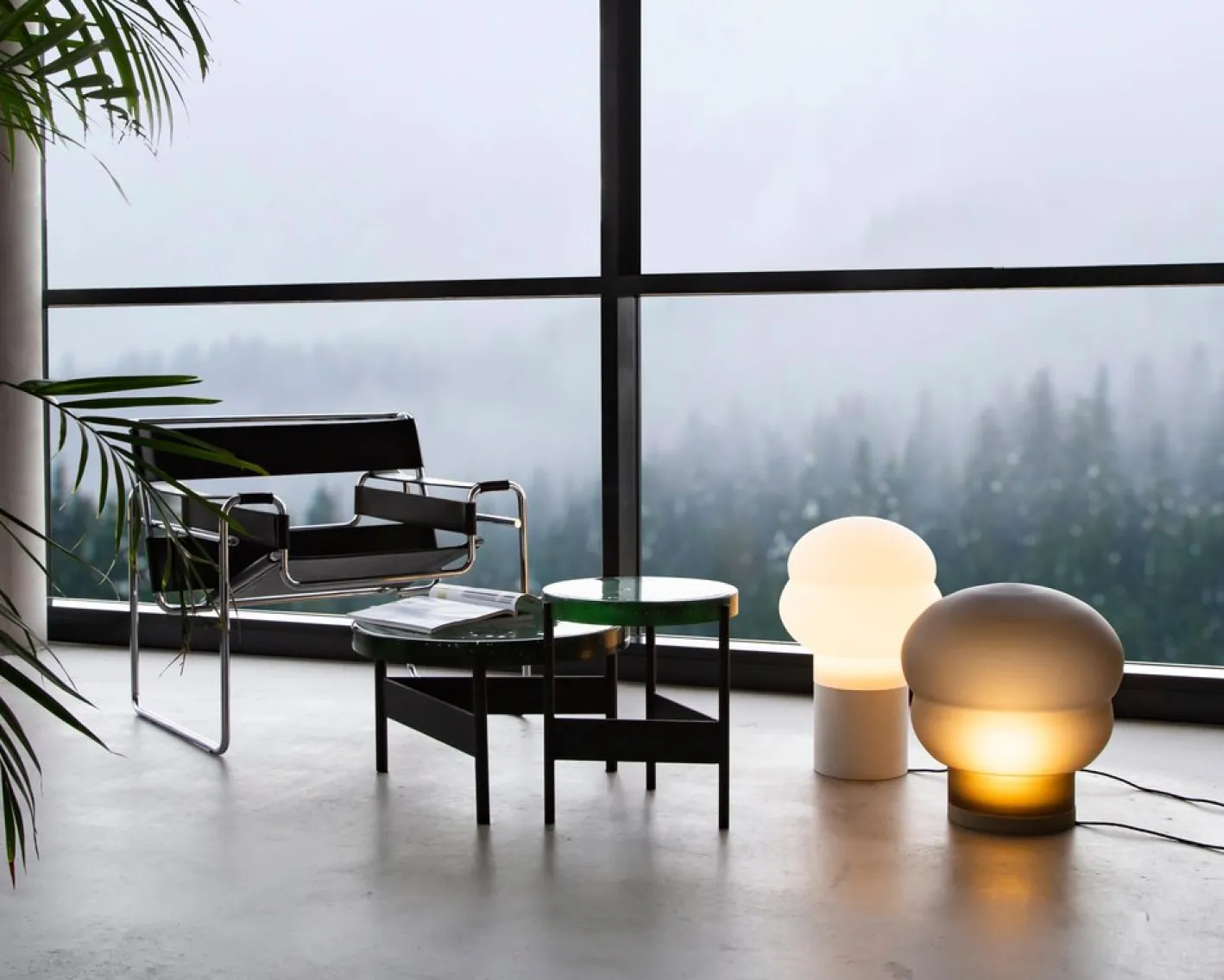 Kumo Mittelgroße rauchgraue Acetato Taupe Stehlampe von Pulpo