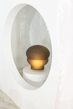 Kumo Mittelgroße rauchgraue Acetato Taupe Stehlampe von Pulpo