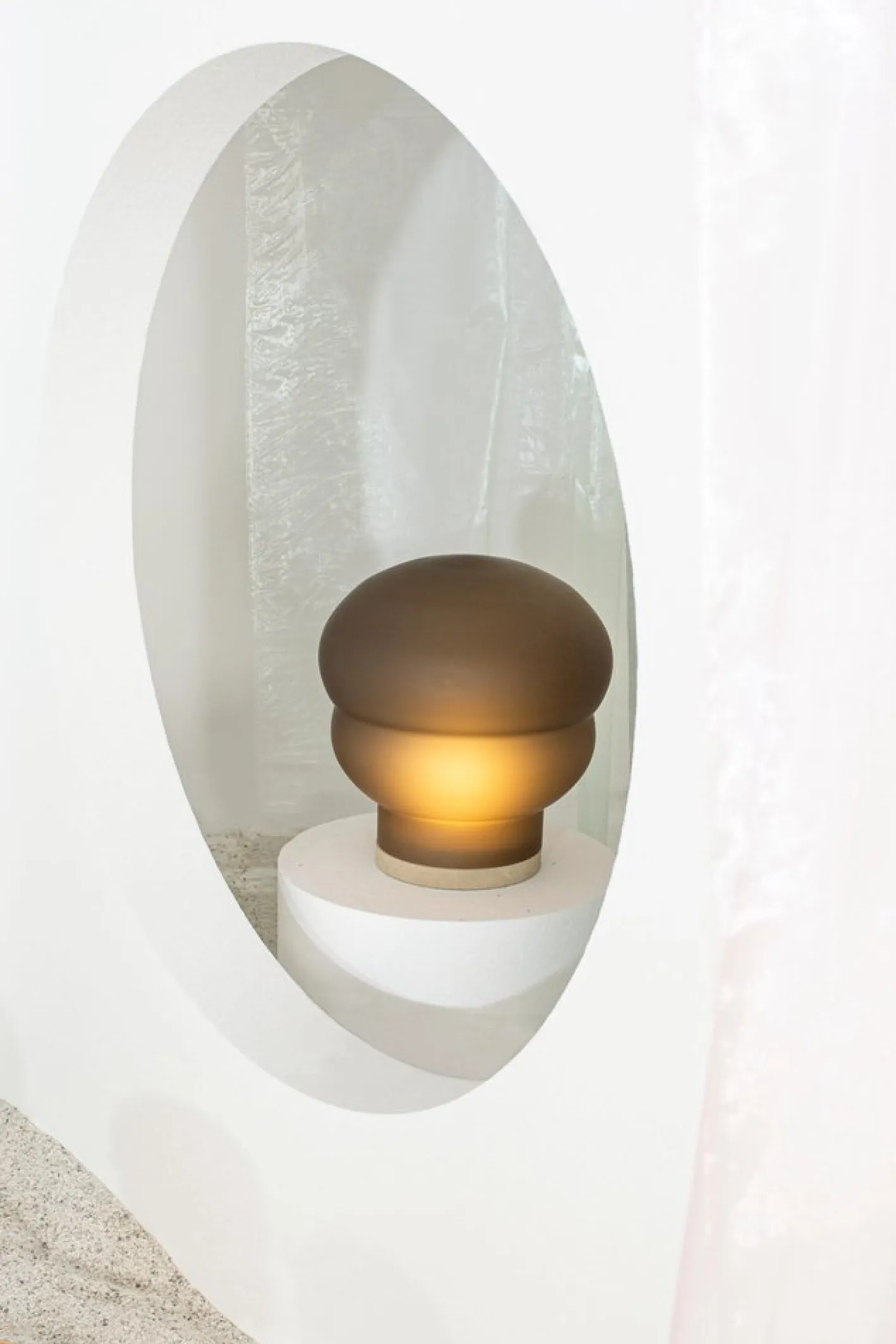 Kumo Mittelgroße rauchgraue Acetato Taupe Stehlampe von Pulpo