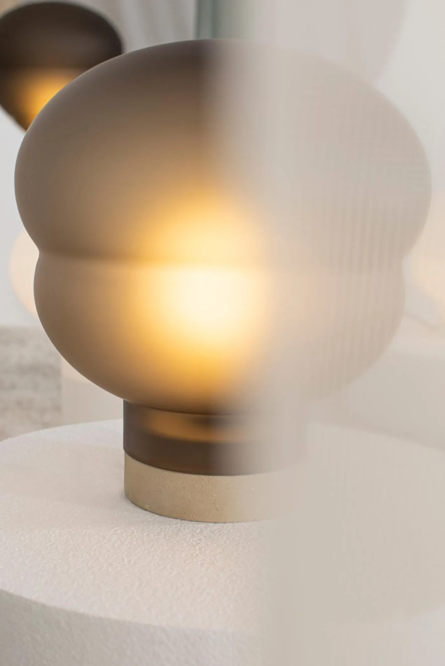 Kumo Mittelgroße rauchgraue Acetato Taupe Stehlampe von Pulpo