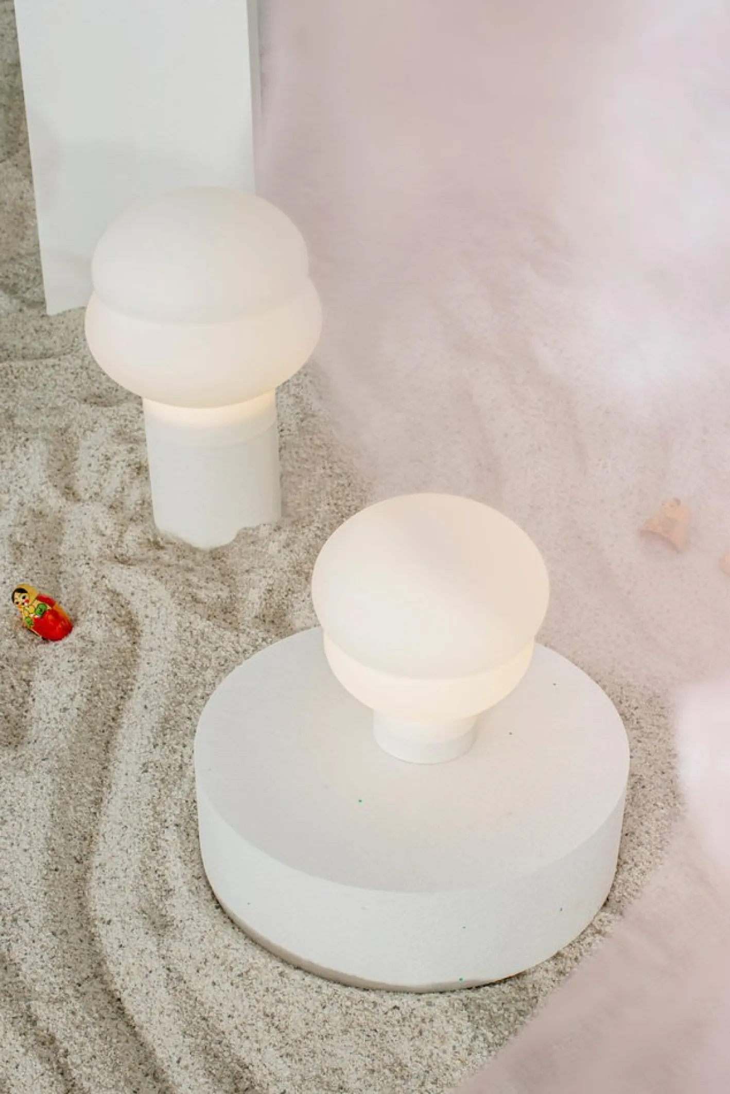 Kumo Mittelgroße rauchgraue Acetato Taupe Stehlampe von Pulpo