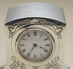 Miniatur Tudric Stil Kutschenuhr aus massivem Sterling Silber von Liberty London, 1915