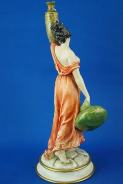 Neoklassizistische Porzellanfigur, 20. Jh., Römischer Wasserträger von Guido Cacciapuoti, Italien, 1920er