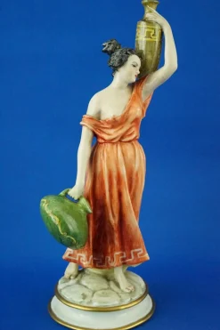 Neoklassizistische Porzellanfigur, 20. Jh., Römischer Wasserträger von Guido Cacciapuoti, Italien, 1920er