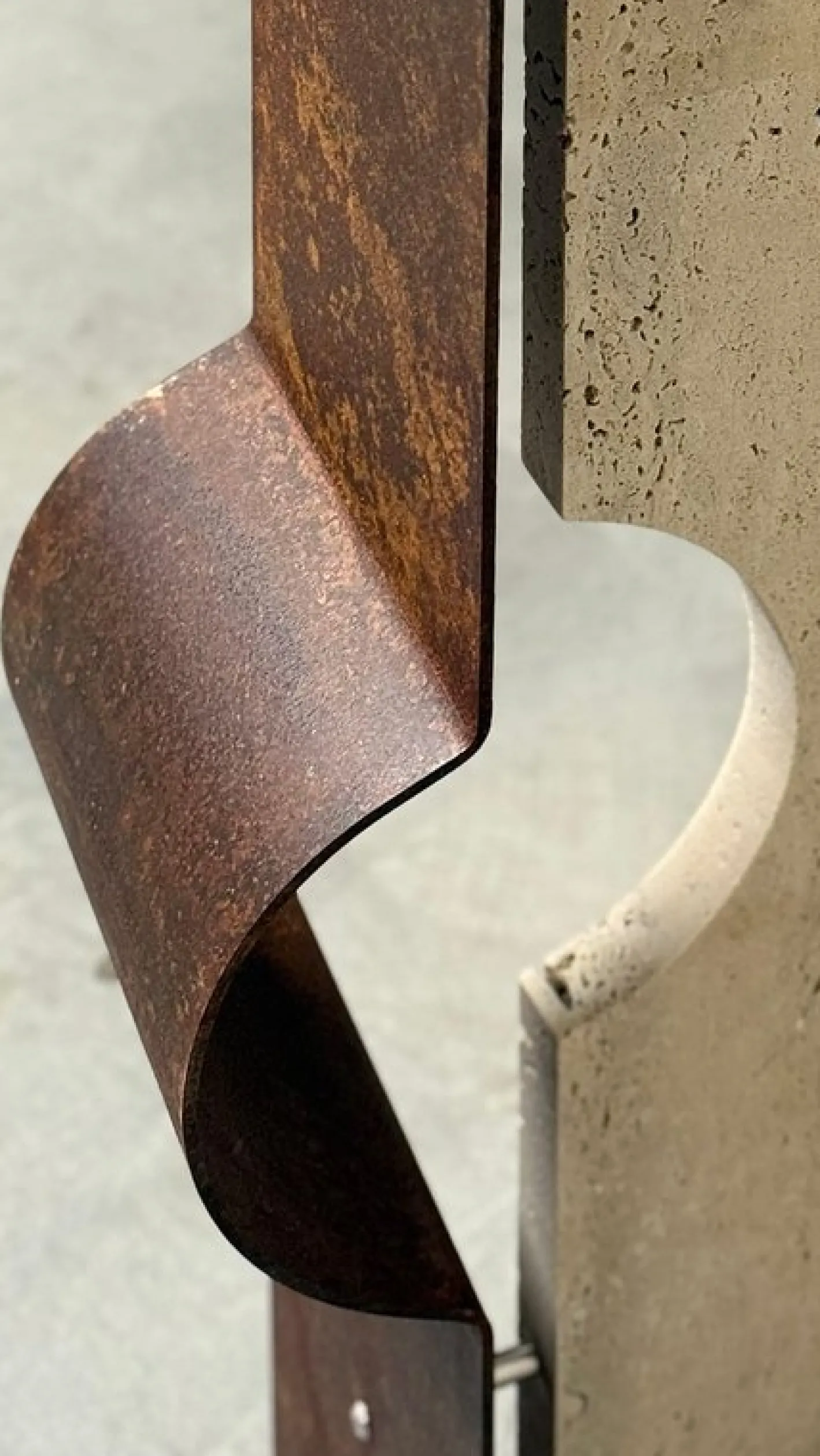 Oculus Ox Stehlampe aus Eisen & Travertin von D´ARK Atelier