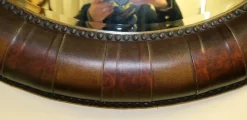 Ovaler Wandspiegel aus braunem Leder mit Nietenrahmen