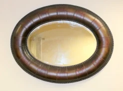 Ovaler Wandspiegel aus braunem Leder mit Nietenrahmen