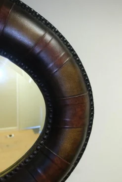 Ovaler Wandspiegel aus braunem Leder mit Nietenrahmen