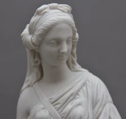 Parianische Frauenfigur, 19. Jh., Auf einer Säule lehnend