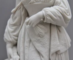 Parianische Frauenfigur, 19. Jh., Auf einer Säule lehnend
