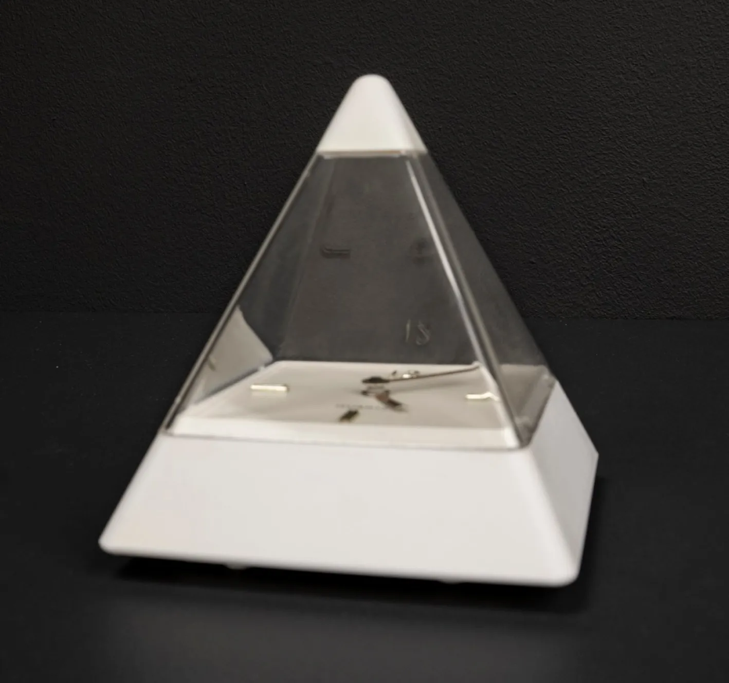 Pyramidenuhr von Hidekatsu Nomizu für Tochigi Tokei, 1989