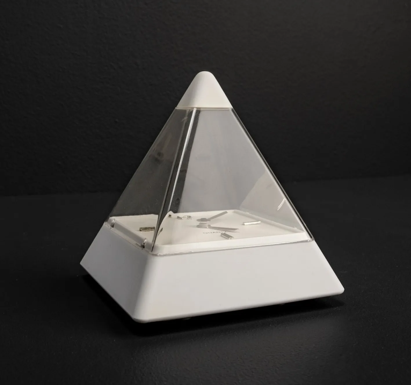 Pyramidenuhr von Hidekatsu Nomizu für Tochigi Tokei, 1989