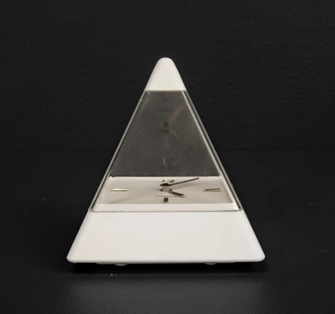 Pyramidenuhr von Hidekatsu Nomizu für Tochigi Tokei, 1989
