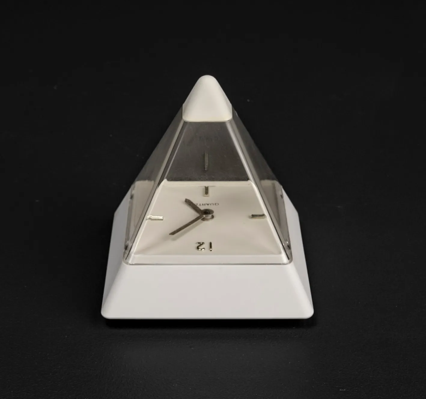 Pyramidenuhr von Hidekatsu Nomizu für Tochigi Tokei, 1989