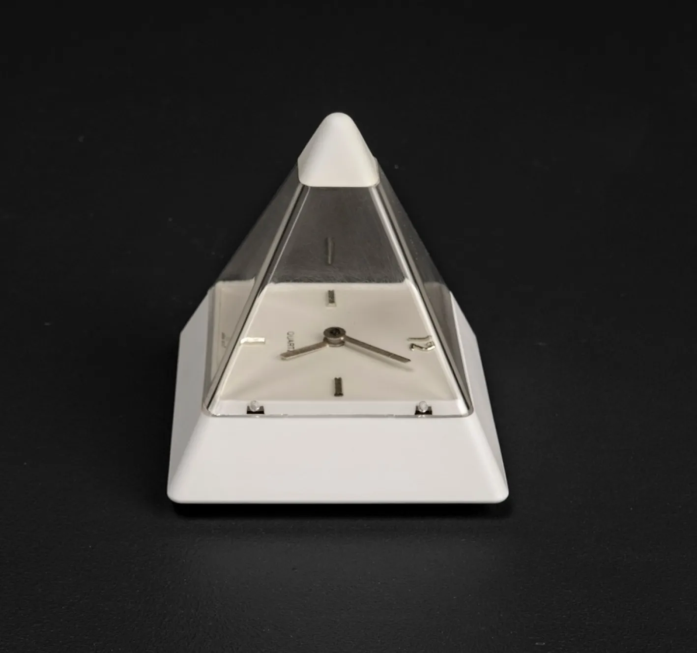 Pyramidenuhr von Hidekatsu Nomizu für Tochigi Tokei, 1989