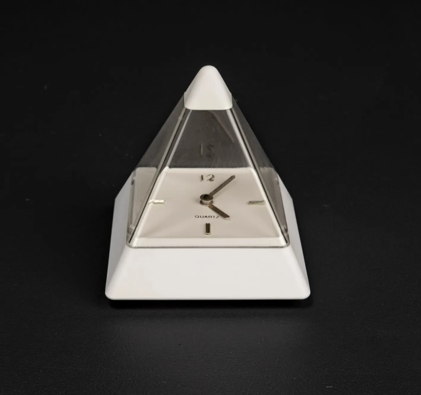 Pyramidenuhr von Hidekatsu Nomizu für Tochigi Tokei, 1989