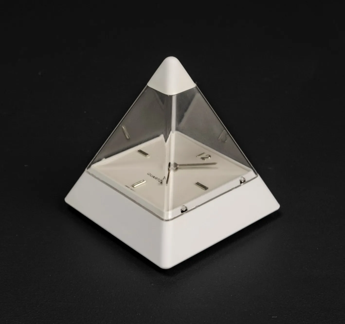 Pyramidenuhr von Hidekatsu Nomizu für Tochigi Tokei, 1989