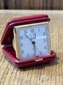 Reiseuhr in rotem Lederetui von Dunhill