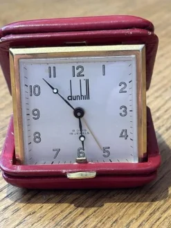 Reiseuhr in rotem Lederetui von Dunhill